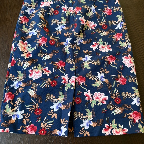 Straight Skirt with Floral Print - Classic and Elegant Custom-Made. Size S - Picture 3 of 3